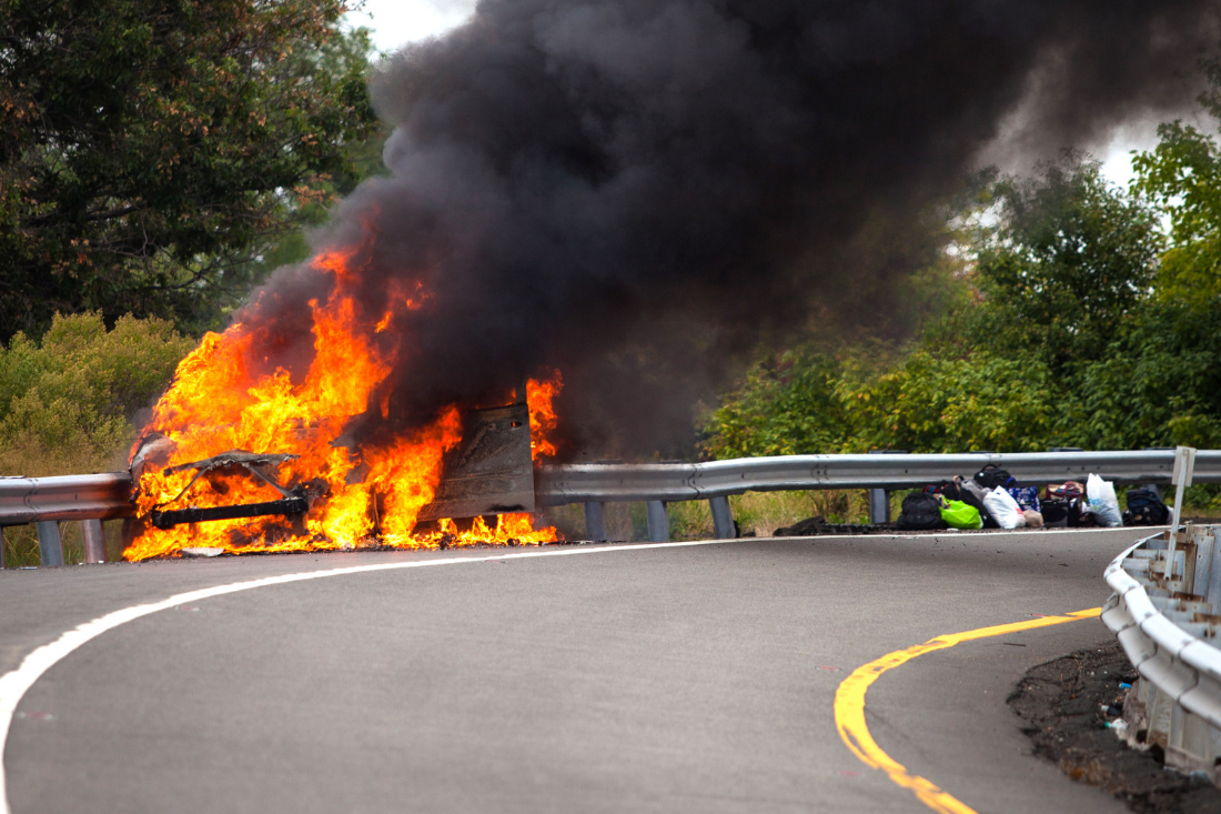 feu de voiture qui fait de la fumée